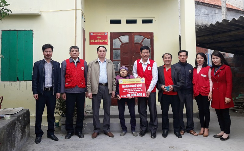 Hội CTĐ tỉnh trao hỗ trợ 40 triệu đồng cho bà Nguyễn Thị Quèn, ở thôn 7, xã Liên Hòa (TX Quảng Yên)