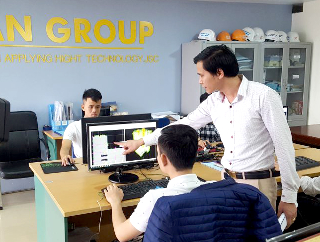 Ông Nguyễn Xuân Thủy hướng dẫn nhân viên thiết kế dự án. (Ảnh: Công ty cung cấp)