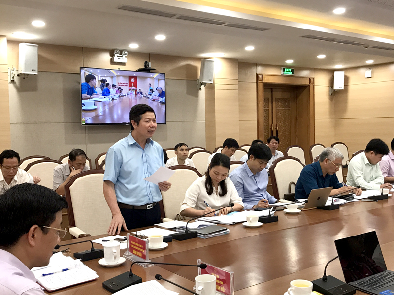 Đồng chí Trưởng ban Xây dựng NTM Vũ Đình Long phát biểu tại cuộc họp.
