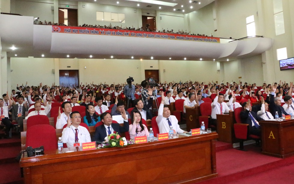 Các đại biểu thống nhất thông qua Nghị quyết Hội nghị người lao động năm 2019.