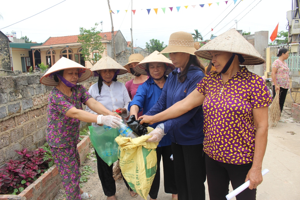 Người dân tiến hành thu gom rác thải nhựa, túi nilong đúng quy định