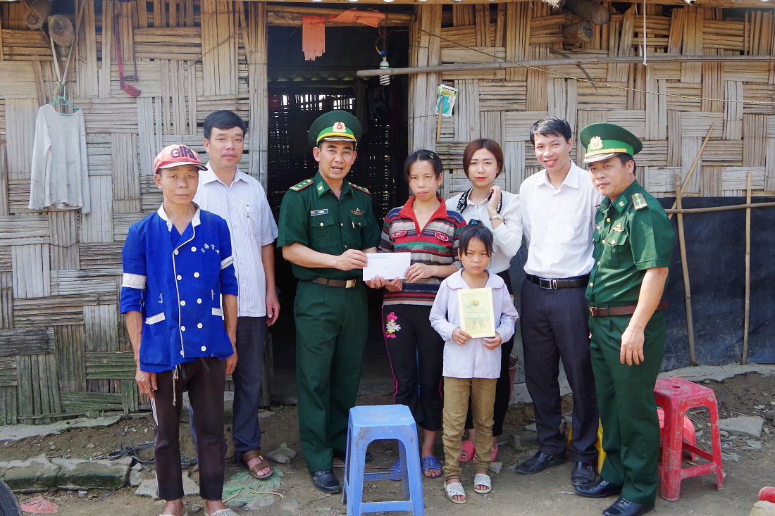Đồn Biên phòng Pò Hèn tặng quà đỡ đầu cho gia đình học sinh nghèo tại xã Hải Sơn (TP Móng Cái) theo chương trình 