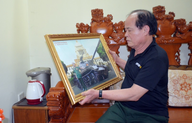 CCB Ngô Đức Nghĩa nghẹn ngào lau tấm ảnh chụp cùng chiếc xe tăng đầu tiên vào Dinh Độc Lập ngày 30/4/1975.
