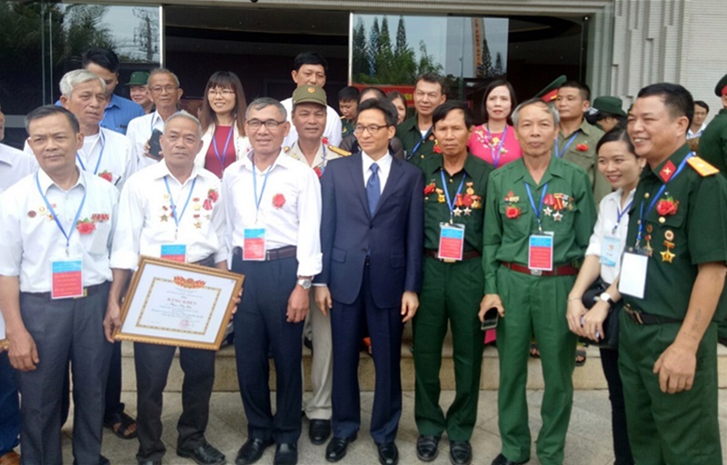 Ông Tạ Quang Thắng (hàng đầu thứ 3 bên phải) chụp cùng Phó Thủ tướng Chính phủ Vũ Đức Đam tại hội nghị thương binh tiêu biểu toàn quốc năm 2018. (Ảnh: nhân vật cung cấp)