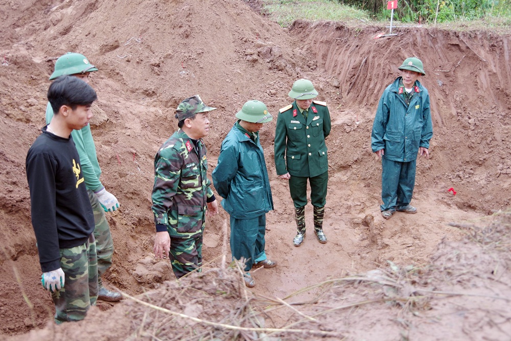 Cán bộ, chiến sĩ Bộ CHQS tỉnh thực hiện tìm kiếm hài cốt liệt sĩ tại Khe Tù, Tiên Yên. 