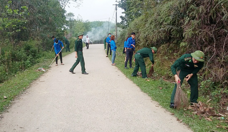 Cán bộ, chiến sỹ Đồn BP Bắc Sơn phối hợp với lực lượng đoàn viên, thanh niên  xã Bắc Sơn dọn vệ sinh môi trường trên địa bàn.