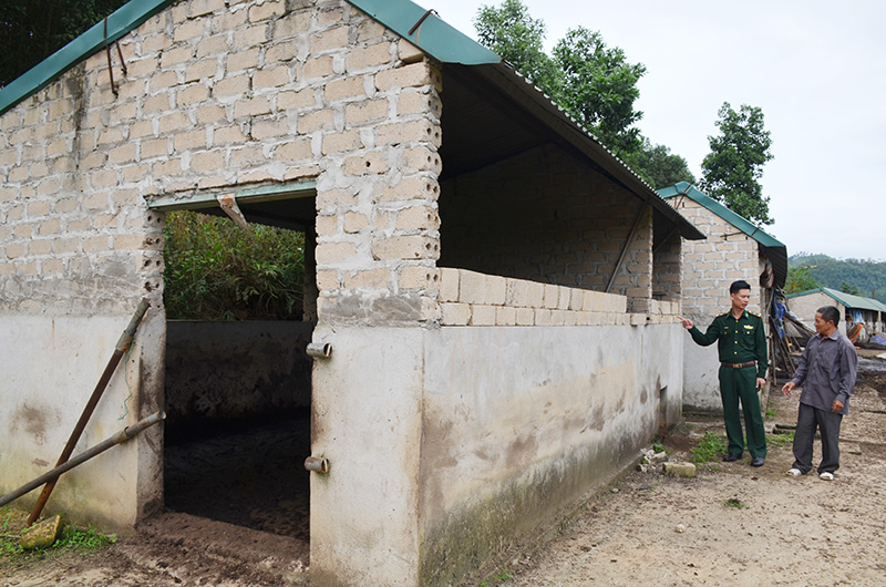 Cán bộ, chiến sỹ Đồn BP Bắc Sơn vận động người dân thôn Pình Hồ, xã Bắc Sơn nâng cao ý thức vệ sinh chuồng trại chăn nuôi. 