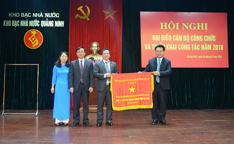 KBNN tỉnh đón nhận cờ thi đua của Chính phủ năm 2018.