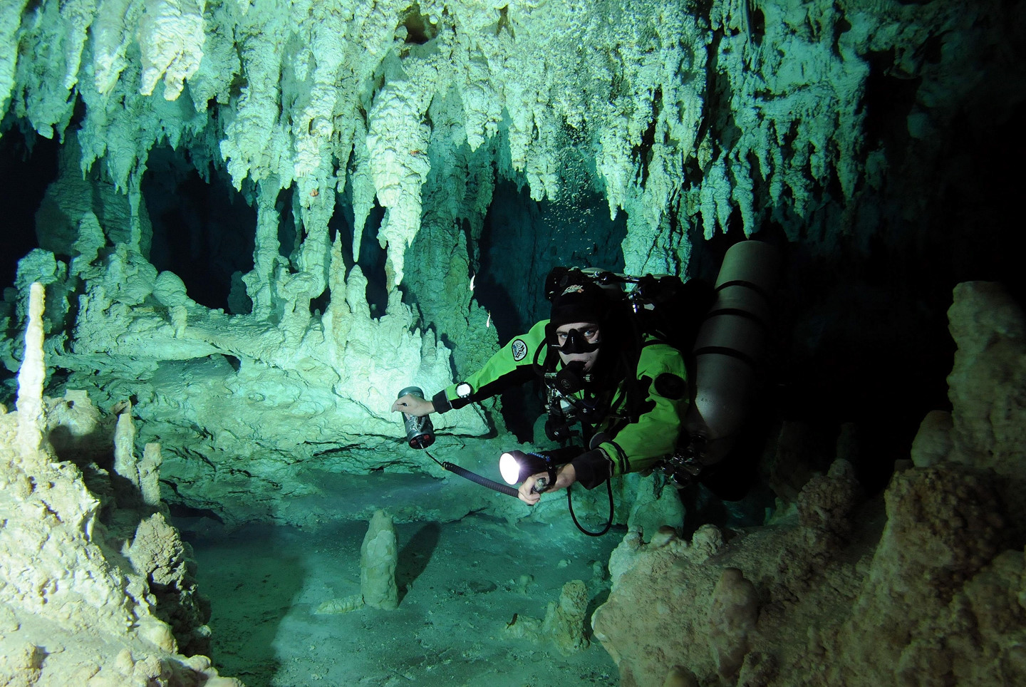  Sistema Ox Bel Ha (Mexico) - 257,1 km: Tên hang động kỳ thú này ở bang Quintana Roo có nghĩa là 3 lối đi dưới nước. Nơi đây là một trong những nguồn nước ngọt quan trọng nhất khu vực. Thời gian lý tưởng để du khách ghé thăm Sistema Ox Bel Ha là mùa hè, vì khí hậu khá phù hợp để khám phá các khu vực khác nhau trong hang động và thỏa sức bơi lặn. Ảnh: Alux Diver.