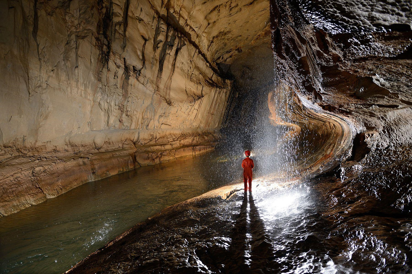  Gua Air Jernih (Malaysia) - 215,3 km: Hệ thống hang động Gua Air Jernih, hay Clearwater ở Sarawak, Malaysia, sở hữu dòng sông ngầm và kết cấu đá tuyệt đẹp. Địa điểm này thuộc vườn quốc gia Gunung Mulu, di sản thiên nhiên thế giới được UNESCO công nhận năm 2000. Người ta xem Gua Air Jernih như một trong những ví dụ điển hình về hang động có sông ngầm nhiệt đới. Ảnh: Philippe Crochet.