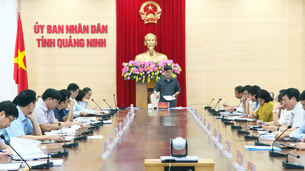 Đồng chí Bùi Văn Khắng, Phó Chủ tịch UBND tỉnh trủ trì hội nghị