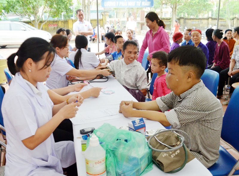 Người dân có hoàn cảnh khó khăn, người khuyết tật đến khám, chữa bệnh miễn phí tại Trạm Y tế xã Quảng La (huyện Hoành Bồ).