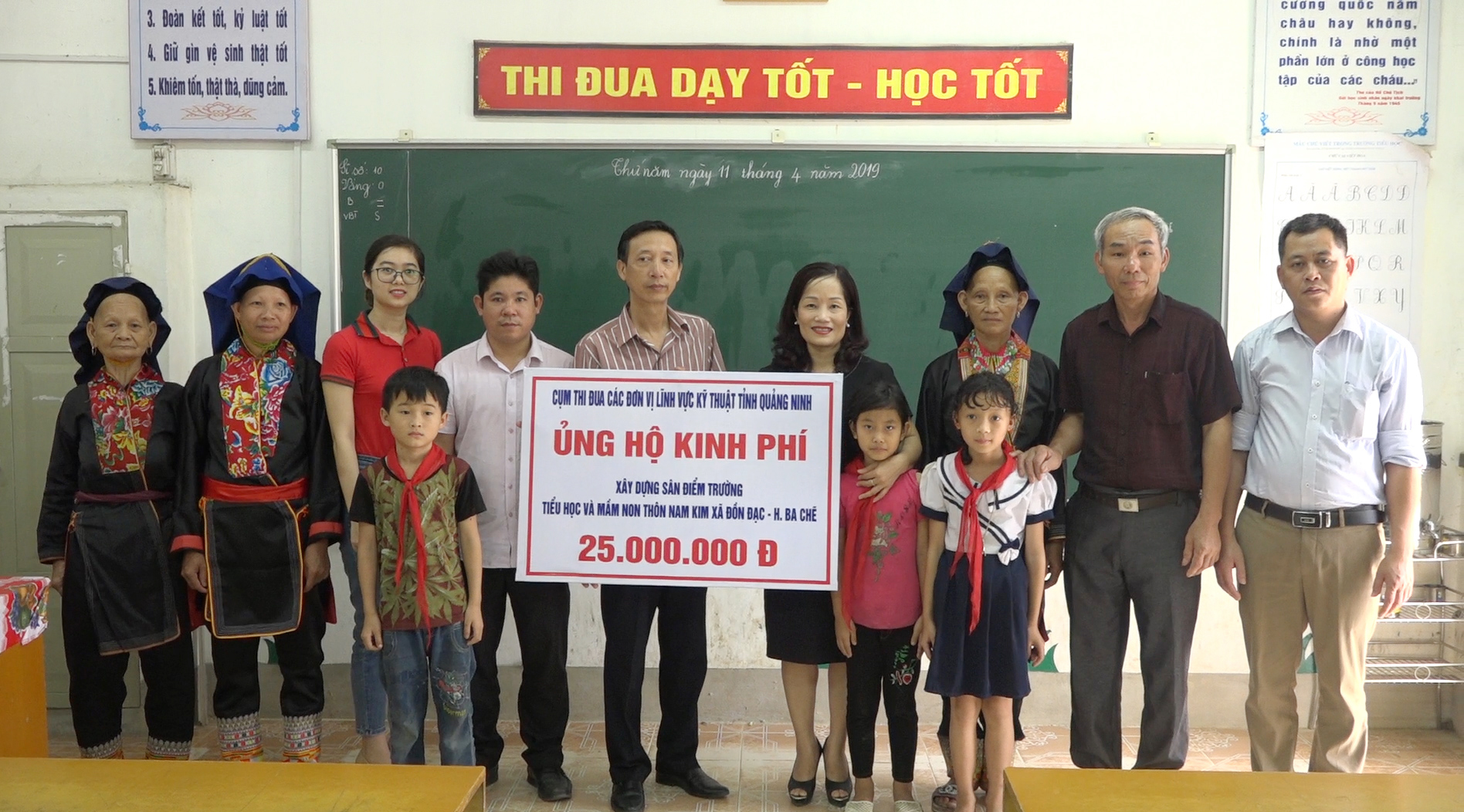 Trao hỗ trợ kinh phí xây dựng sân điểm trường Tiểu học và Mầm non thôn Nam Kim