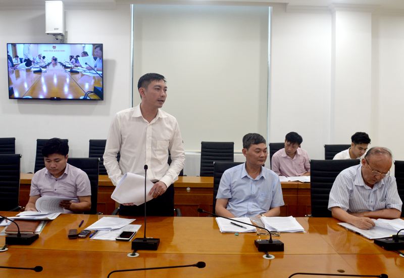 Đồng chí Bí thư Tỉnh đoàn Lê Hùng Sơn phát biểu ý kiến về việc vay vốn hỗ trợ thanh niên. 
