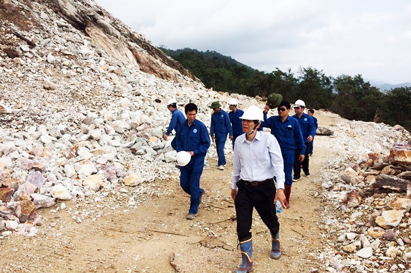 Lãnh đạo Công ty CP đầu tư và xuất nhập khẩu Quảng Ninh thường xuyên kiểm tra, giám sát việc chấp hành quy định tại các khai trường khai thác khoáng sản của mình