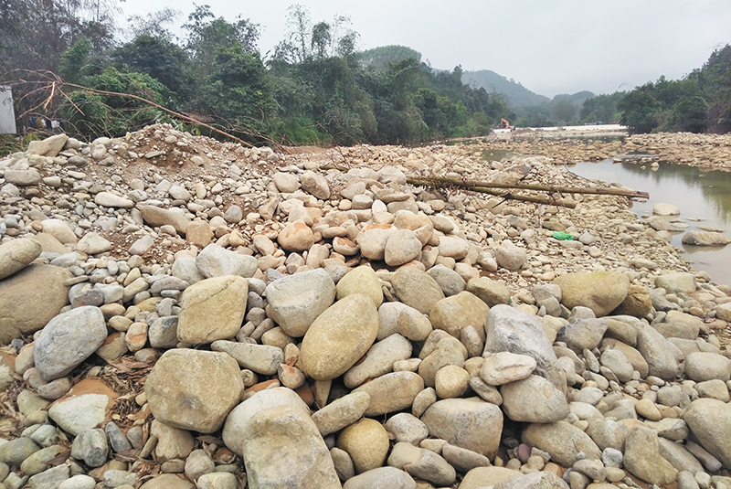 Lòng suối xã Quảng Sơn, nơi có trự lượng cát, đá, sỏi lớn, lộ thiên, dễ bị khai thác trái phép