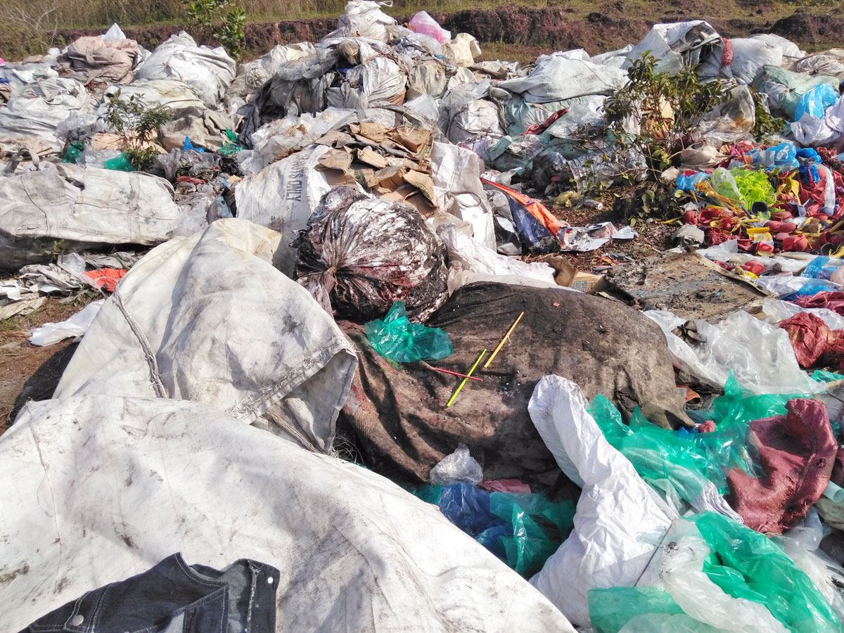 Tình trạng đổ trộm rác thải gây nhiều khó khăn cho công tác xử lý của địa phương.