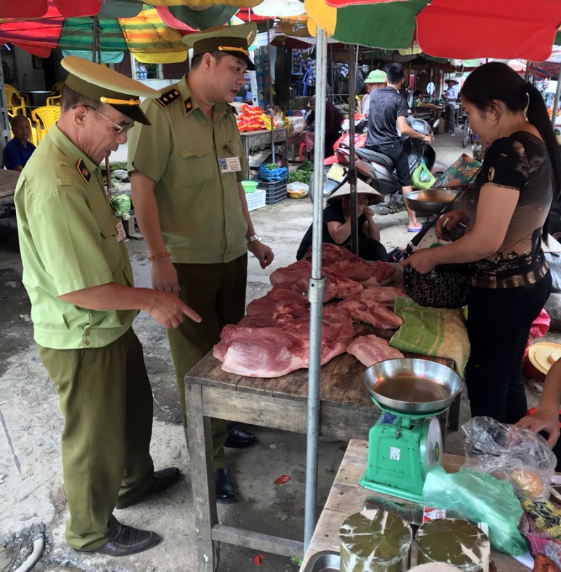 QLTT huyện Bình Liêu, tuyên truyền hướng dẫn các hộ kinh doanh thiệt lợn tại chợ Hoành Mô (Bình Liêu) buôn bán thịt lợn phải rõ nguồn gốc, xuất xử.