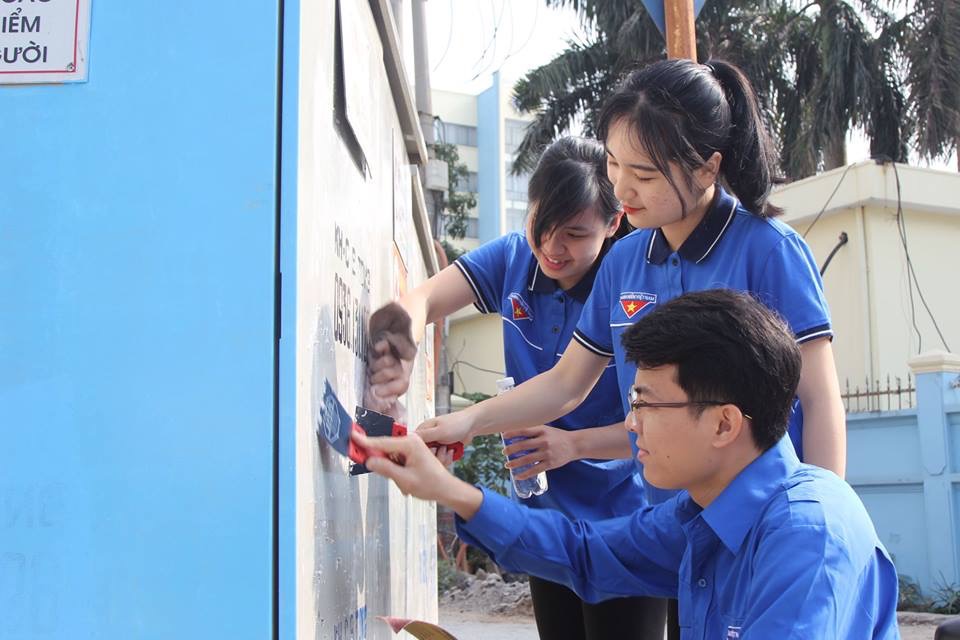 Thanh niên Hạ Long vẽ, trang trí tủ điện tại các tuyến phố trung tâm. Ảnh: Nguyễn Dung