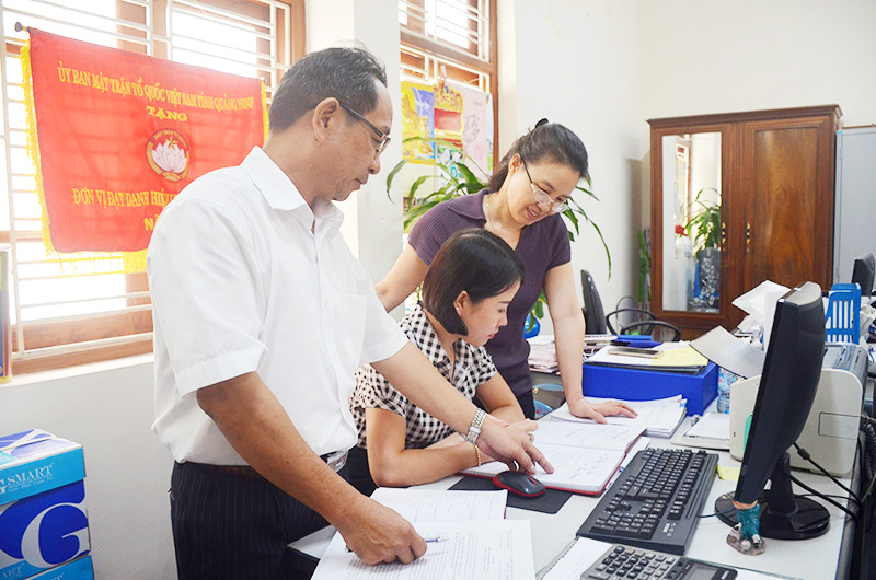 Cán bộ Cơ quan Khối TX Quảng Yên trao đổi chuyên môn, nghiệp vụ. 