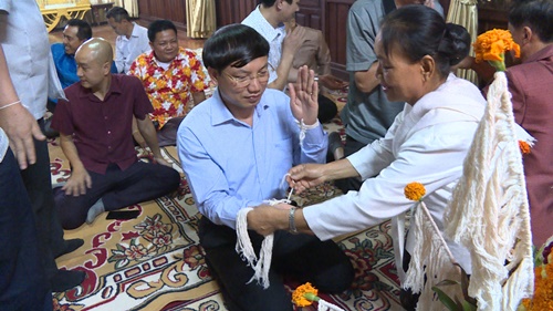 Đoàn công tác của tỉnh Quảng Ninh tham dự lễ buộc chỉ cổ tay