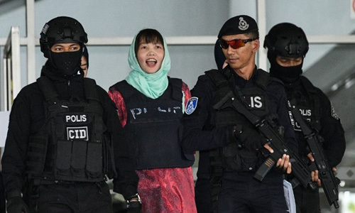 Đoàn Thị Hương rời tòa ở Malaysia ngày 1/4. Ảnh: AFP.