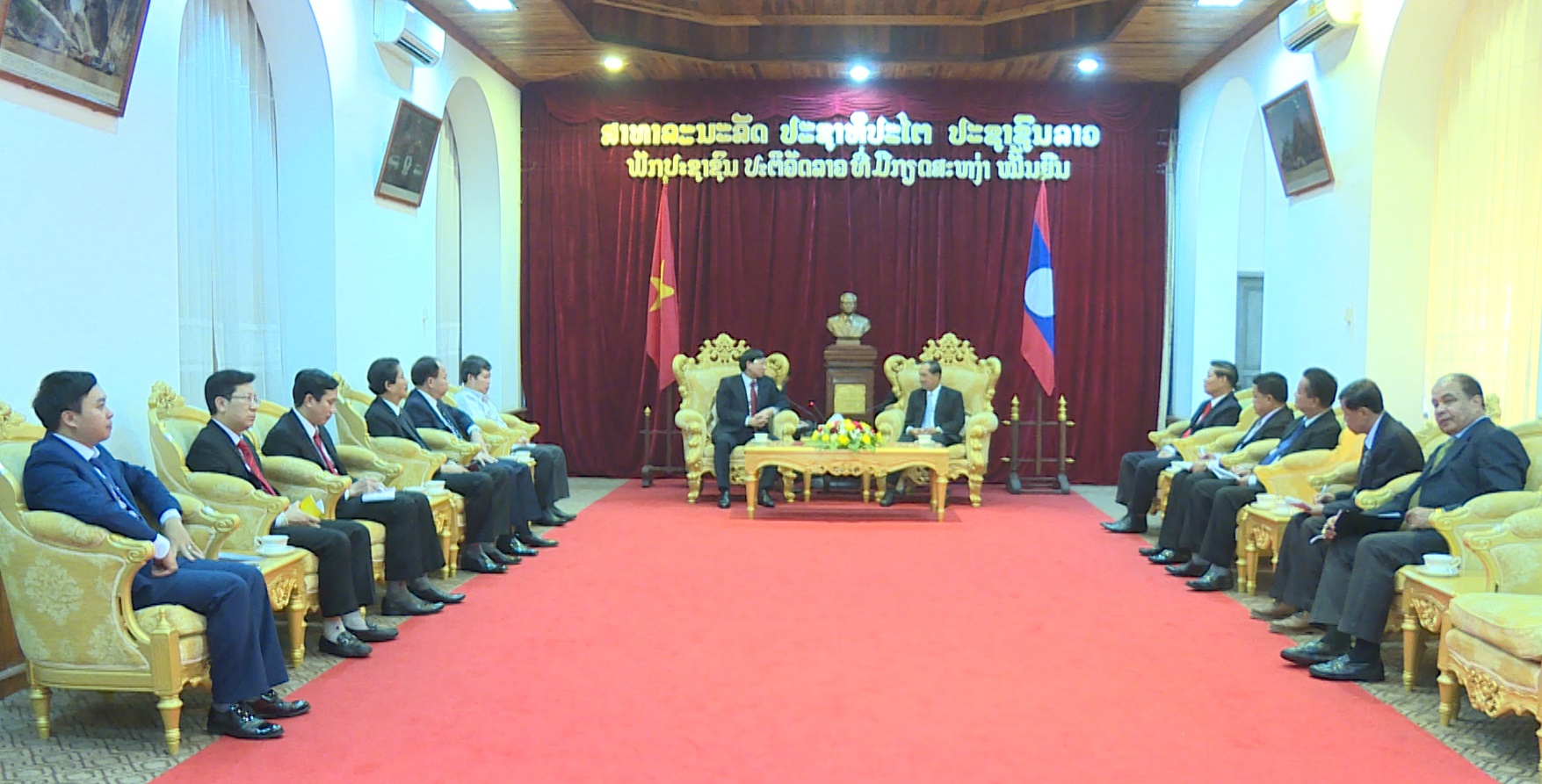 Đoàn công tác của tỉnh Quảng Ninh chào xã giao lãnh đạo tỉnh Luông Pha Băng, Lào.