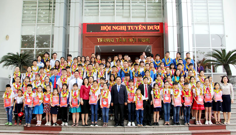 100 tài năng trẻ được Quỹ tài năng trẻ thị xã Đông Triều tuyên dương trong dịp 26/3 vừa qua.