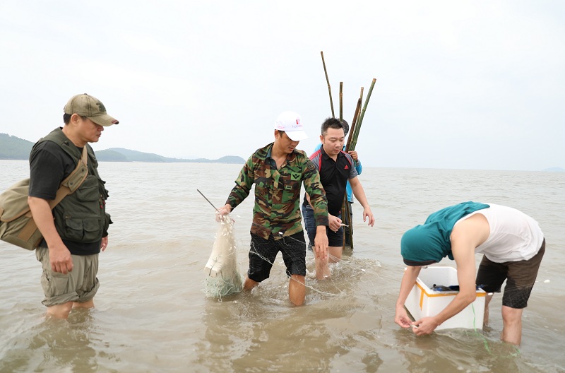 Đoàn khảo sát tham gia trải nghiệm đánh bắt cá cùng ngư dân địa phương