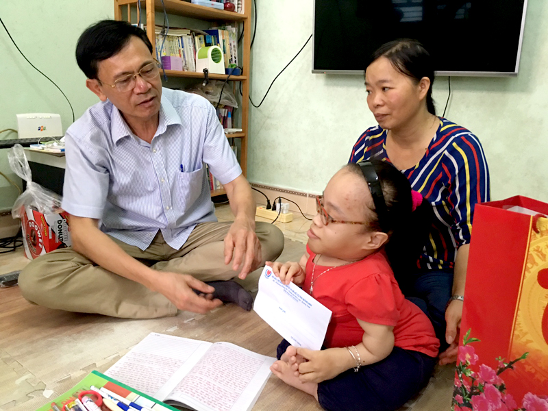 Hội bảo trợ NKT và TMC trao quà cho em Phạm Hoài Thương. (Ảnh do Hội cung cấp)