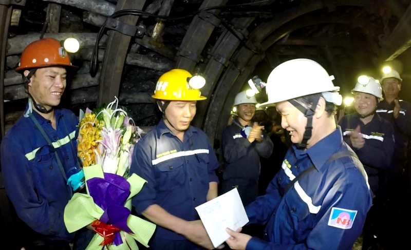 Chủ tịch LĐLĐ tỉnh Trần Danh Chức thăm và tặng quà thợ mỏ Công ty CP than Núi Béo.
