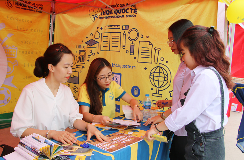Học sinh tìm hiểu thông tin về các trường đại học trong Ngày hội tư vấn mùa thi, định hướng nghề nghiệp năm 2019 tại Trường THPT Lê Thánh Tông, TP Hạ Long. Ảnh: Nguyễn Dung.