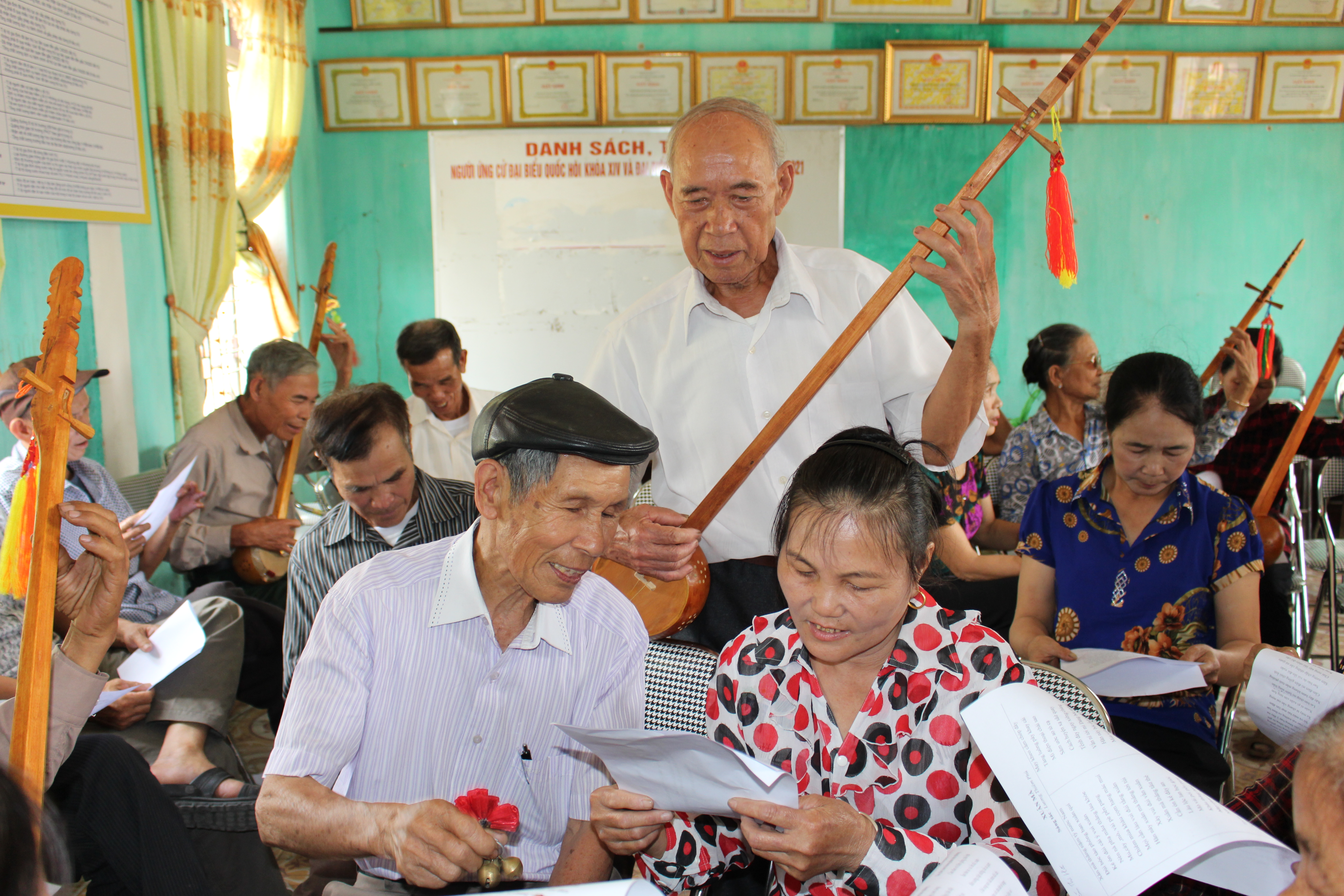 Câu lạc bộ hát then, đàn tỉnh được tổ chức tại nhà văn hóa thôn Trung Lương, xã Tràng Lương, TX Đông Triều