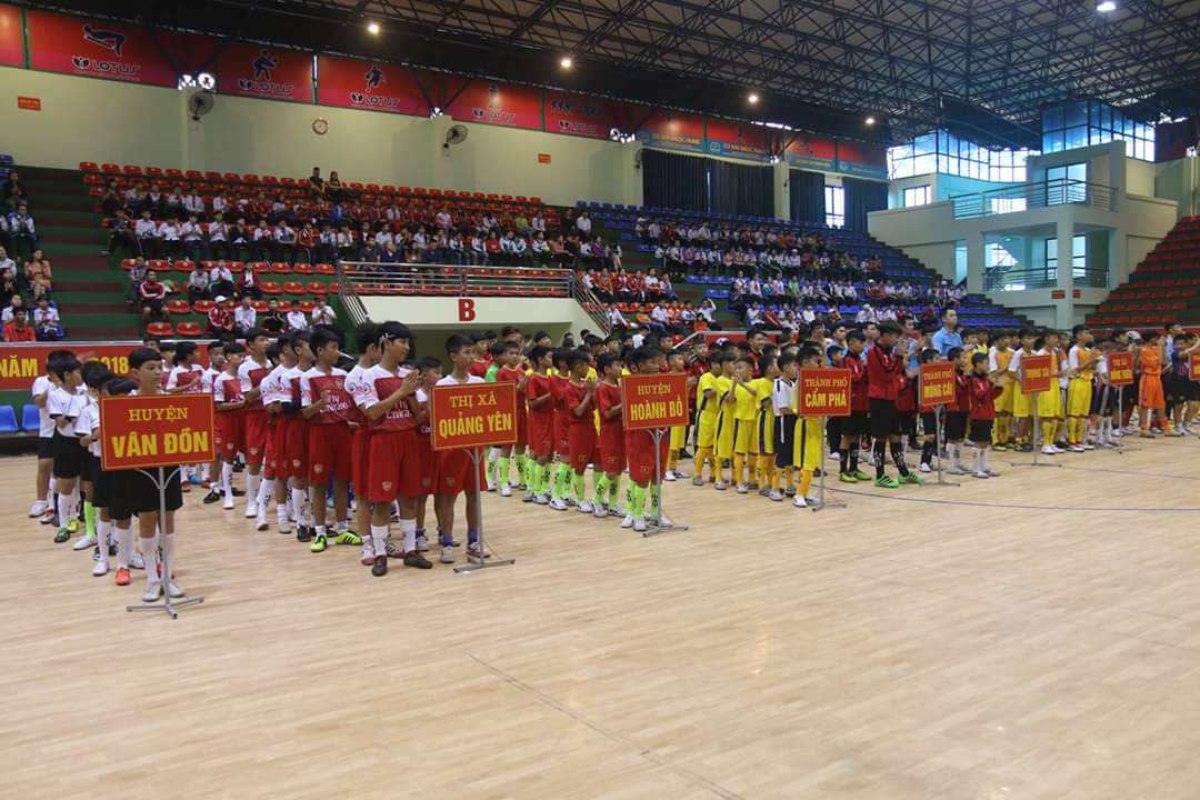 Khai mạc giải bóng đá Thiếu niên - Nhi đồng tỉnh Quảng Ninh năm học 2018-2019 tại nhà thi đấu Trung tâm VH - TT TX Đông Triều