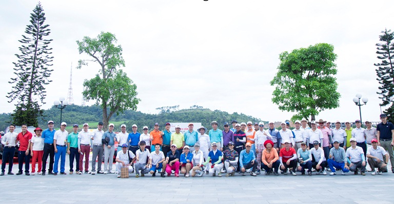 Các golf thủ tham dự giải chụp ảnh lưu niệm.