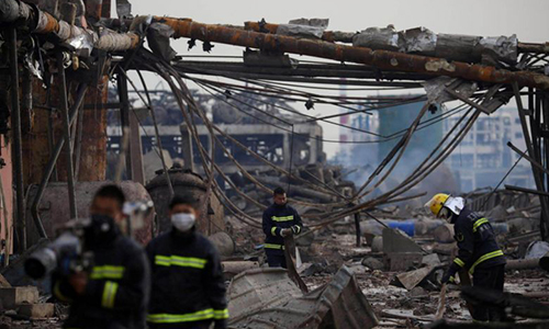 Lính cứu hỏa Trung Quốc tại hiện trường vụ nổ nhà máy hóa chất Thiên Gia Nghi hôm 22/3. Ảnh: Reuters