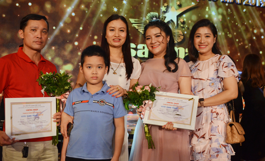 Hà Giang chia sẻ niềm vui với thầy cô và gia đình.