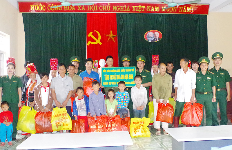 Đoàn thanh niên - Hội phụ nữ BĐBP tỉnh cùng Đồn biên phòng 23 tặng quà cho các cháu học sinh nghèo vượt khó trên địa bàn