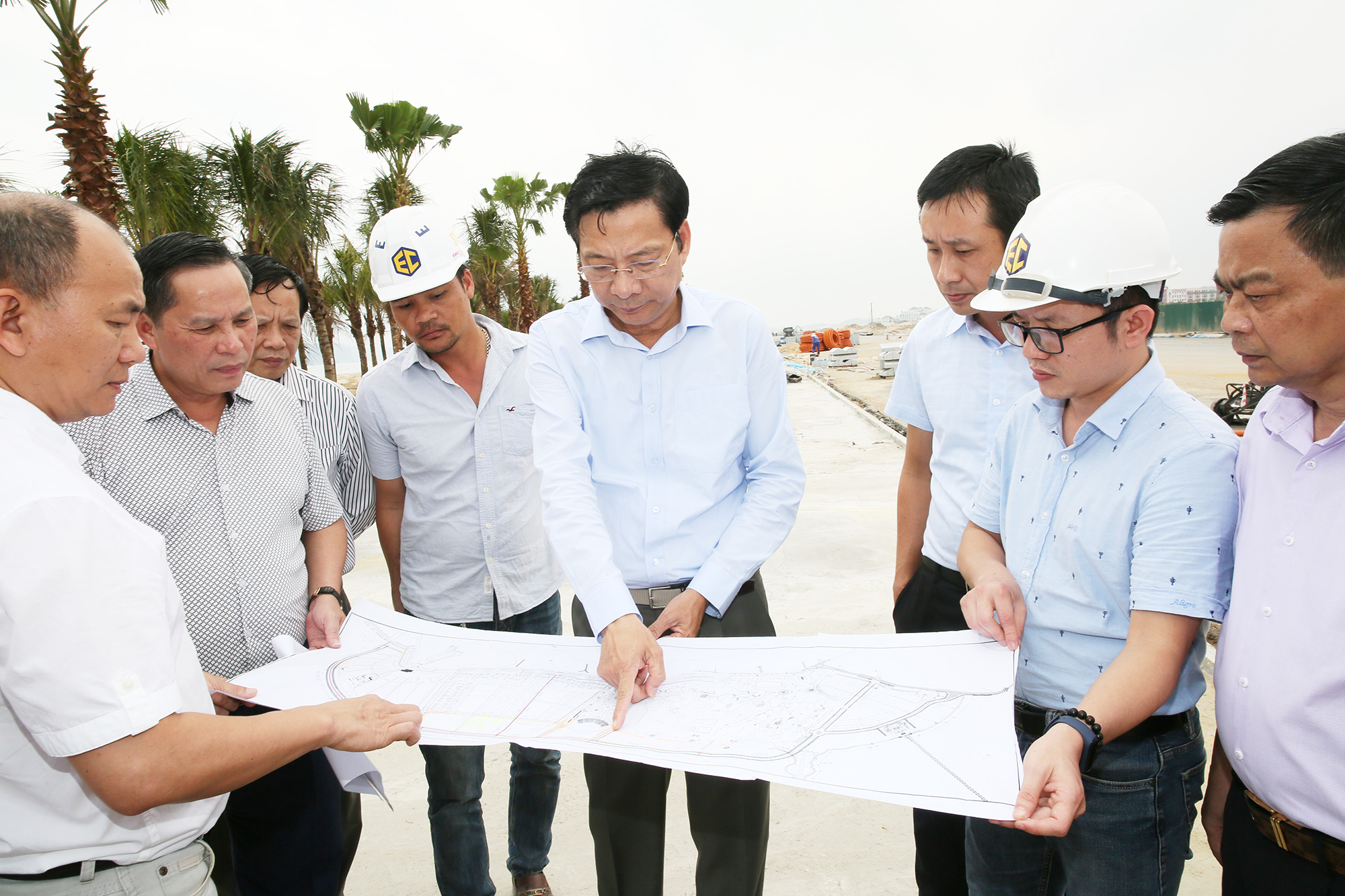 Bí thư Tỉnh ủy nghe  đại diện Tập đoàn Sun Group báo cáo công tác triển khai tuyến đường bao biển trung tâm du lịch Bãi Cháy.
