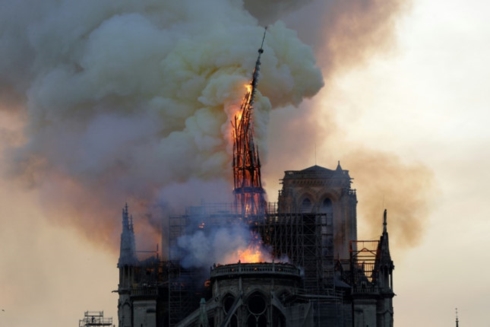 Hoả hoạn tàn phá nghiêm trọng nhà thờ Đức Bà Paris.