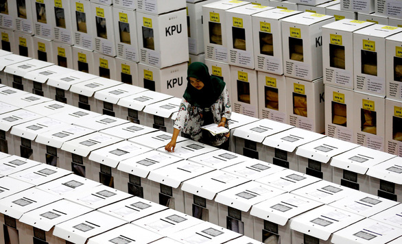 Một nhân viên chuẩn bị thùng bỏ phiếu trước khi đưa chúng đến các địa điểm bỏ phiếu ở Jakarta ngày 15-4 - Ảnh: Reuters