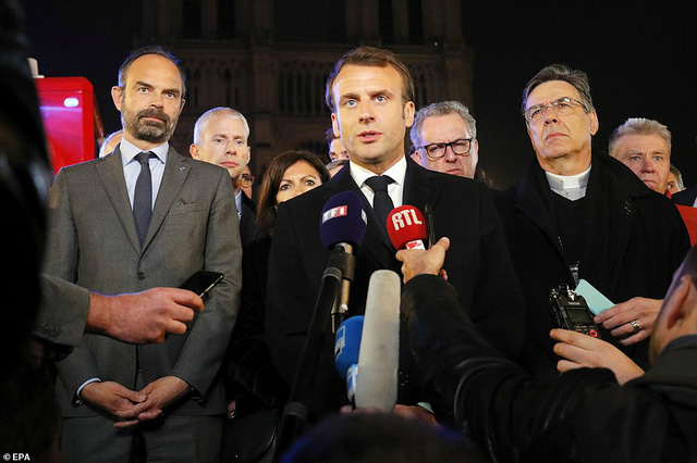 Tổng thống Pháp phát biểu trước báo giới bên ngoài thánh đường (Ảnh: EPA)