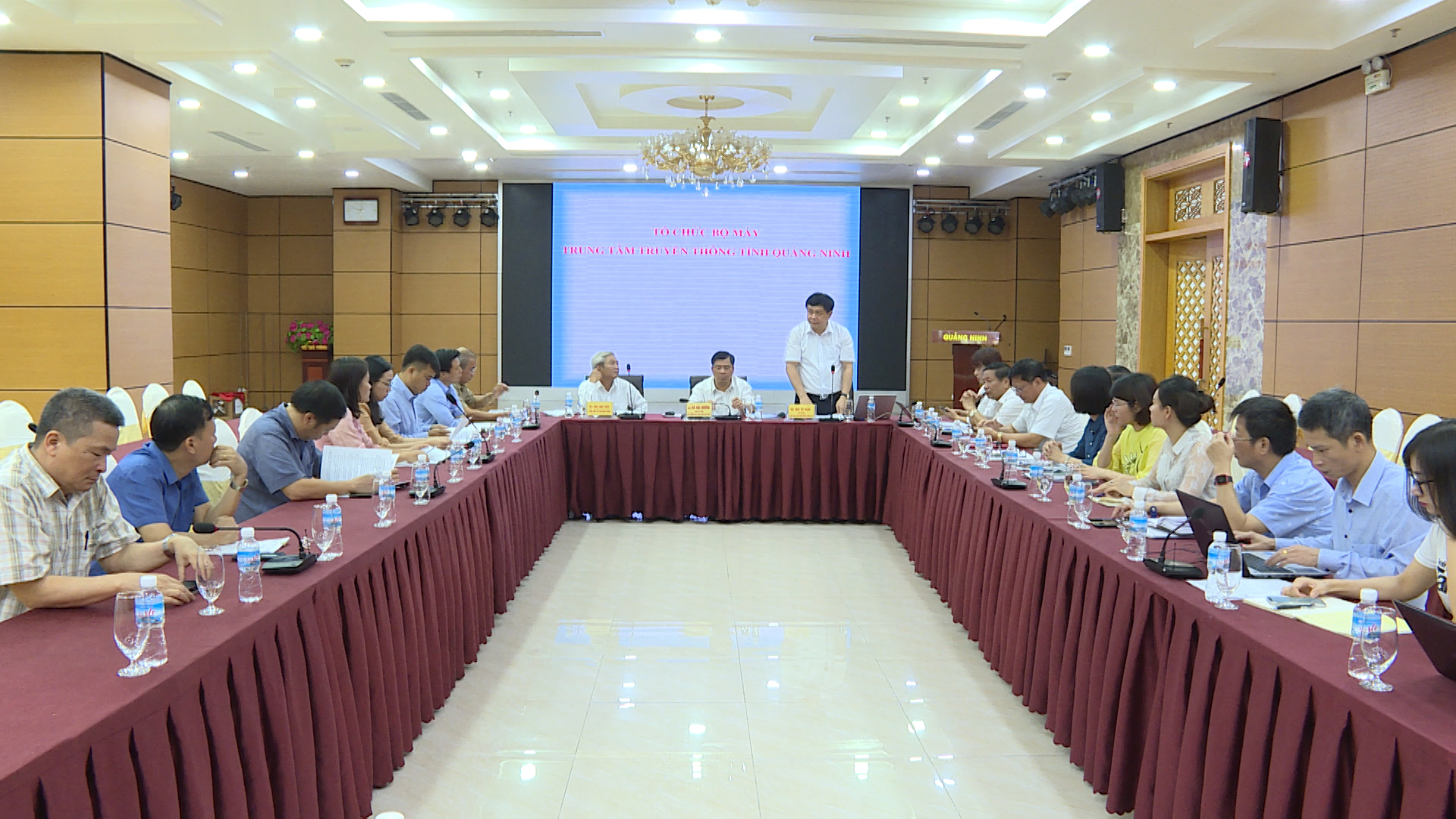 Lãnh đạo TTTTT Quảng Ninh trao đổi với đoàn công tác một số kinh nghiệm bước đầu của mô hình hoạt động Trung tâm