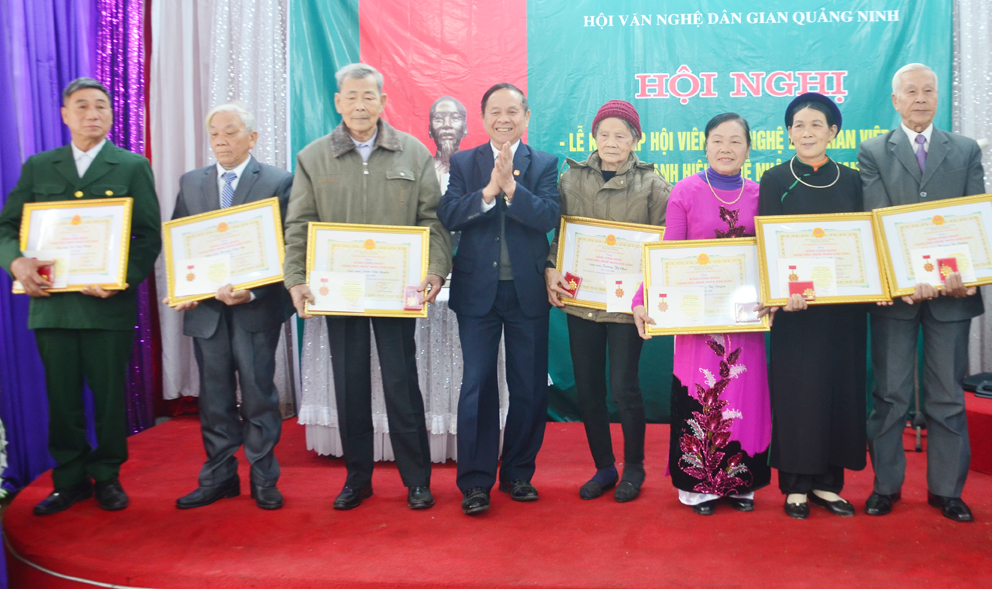 Ông Vũ Văn Ninh ngoài cùng bên trái được công nhận là Nghệ nhân dân gian Việt Nam.