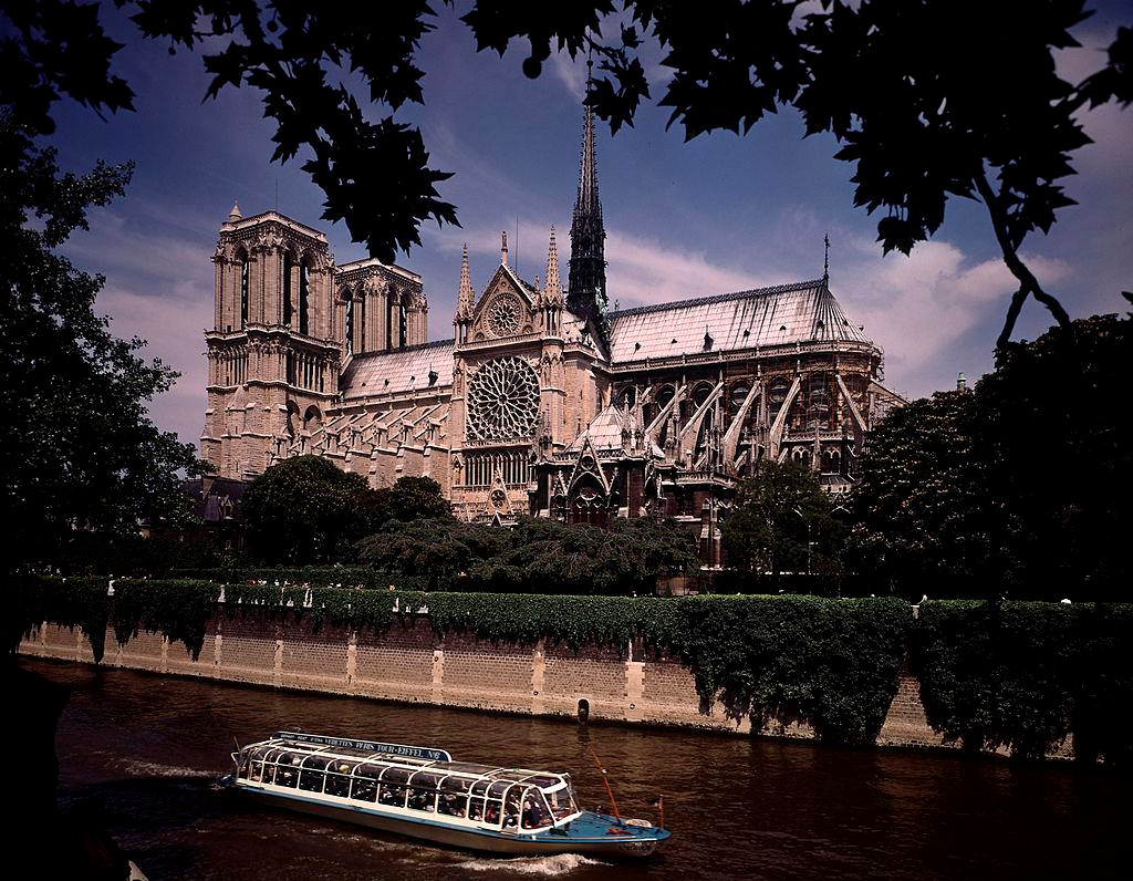  1. Nhà thờ Đức Bà Paris (tiếng Pháp: 
