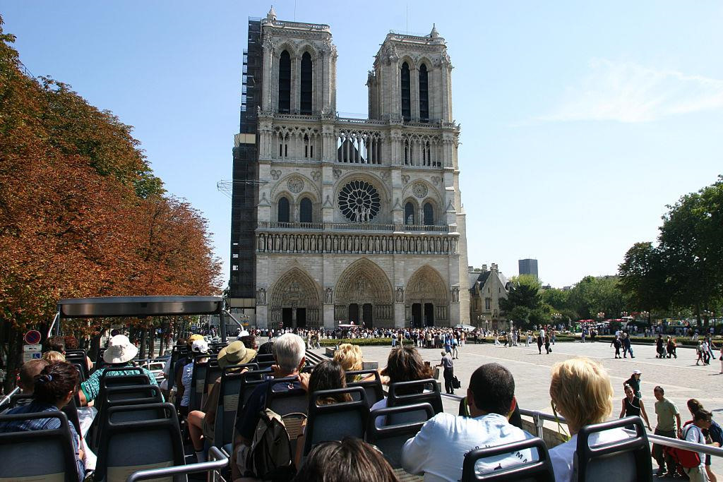  4. Tháp Eiffel có vẻ nổi tiếng hơn, nhưng nếu tính trên số lượng khách du lịch đến thăm thì Nhà thờ Đức Bà mới là địa điểm hút khách nhất ở Paris. Theo Guardian, có 13 triệu lượt khách đến đây mỗi năm, gần gấp đôi so với con số 7 triệu của tháp Eiffel. Ảnh: Getty.