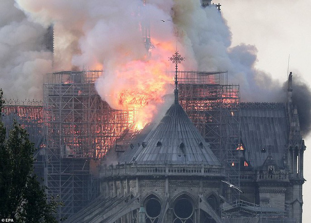 Ngọn lửa được cho là bùng phát ở phần mái nhà thờ. (Ảnh: EPA)