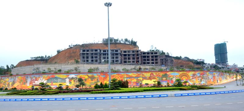 Bức phù điêu khổng lồ đầy màu sắc tại nút giao thông Cái Dăm, phường Bãi Cháy (TP Hạ Long) đang là một điểm nhấn ấn tượng đối với mỗi du khách