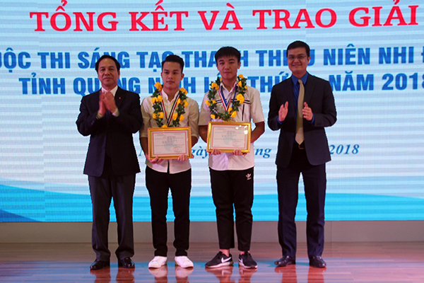 Ban Tổ chức trao giải cho các học sinh đạt giải Nhất cuộc thi sáng tạo thanh thiếu niên, nhi đồng tỉnh Quảng Ninh lần thứ IV