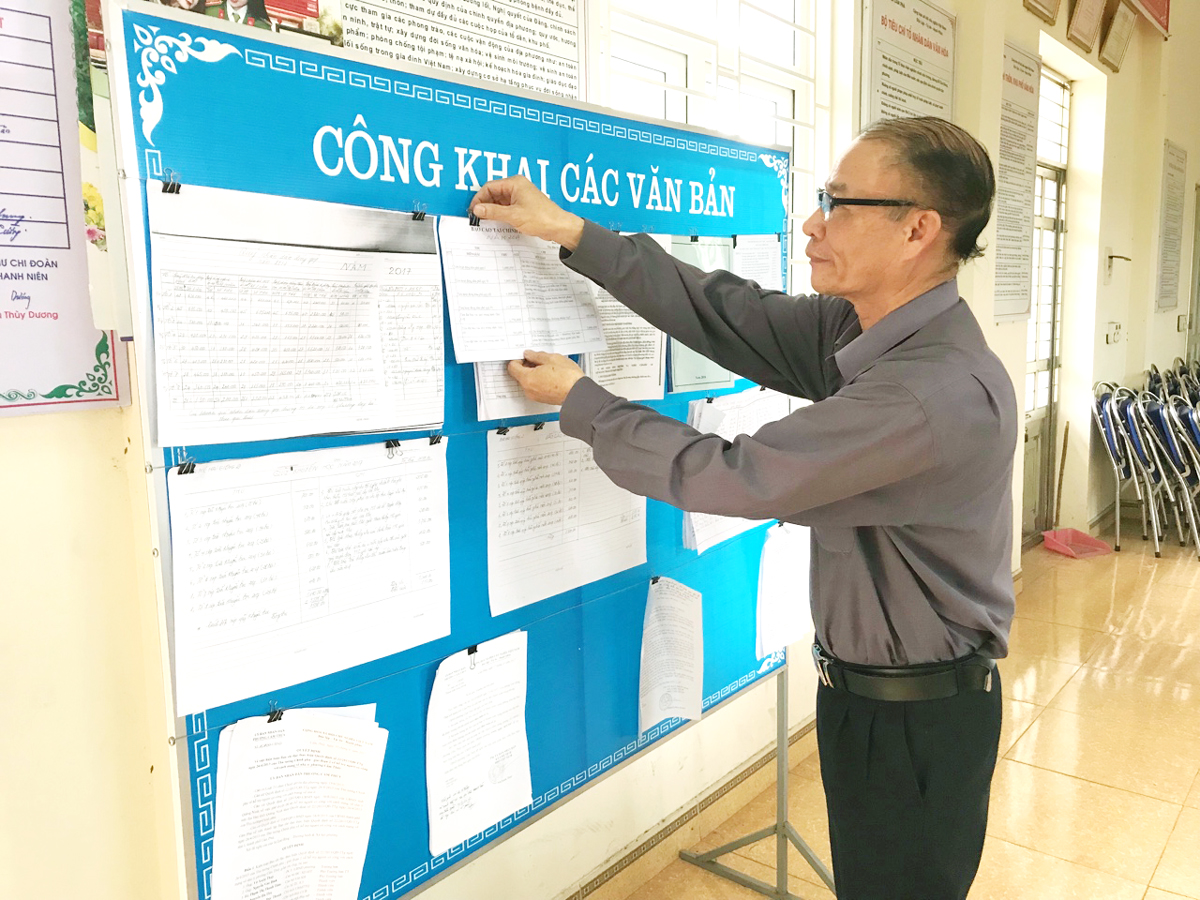 Nội dung phong trào thi đua nụ cười CBCCVC TP Cẩm Phả được các khu phố đưa lên các bảng tin phục vụ công tác tuyên truyền cho người dân.